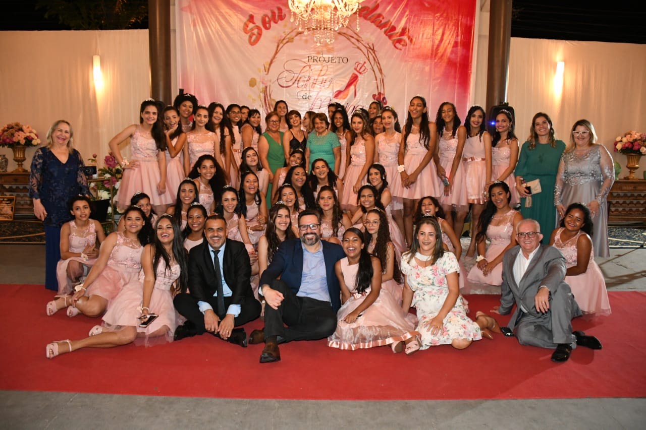 Projeto Sonho de Menina promove baile de debutantes de 50 jovens em Cruzeiro do Sul