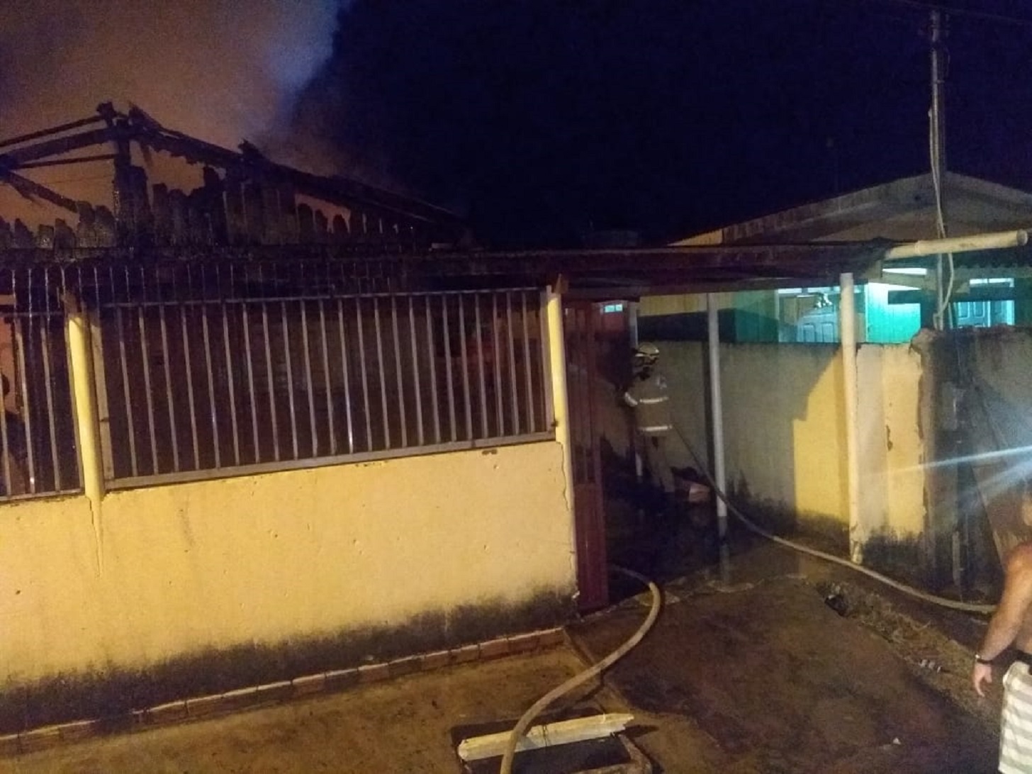 Incêndio destrói casa de madeira em Brasiléia, no interior do Acre