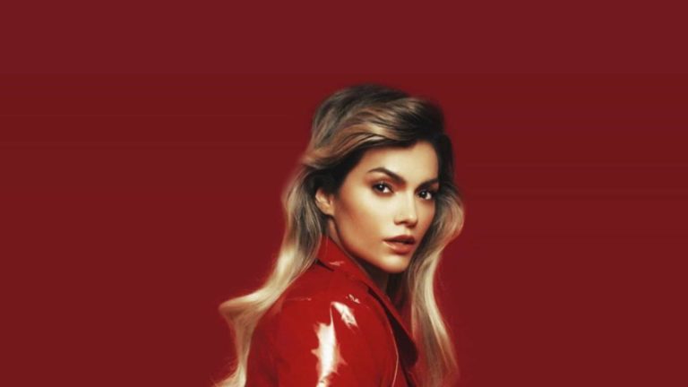 Kelly Key surpreende e posta foto se depilando no banheiro de casa