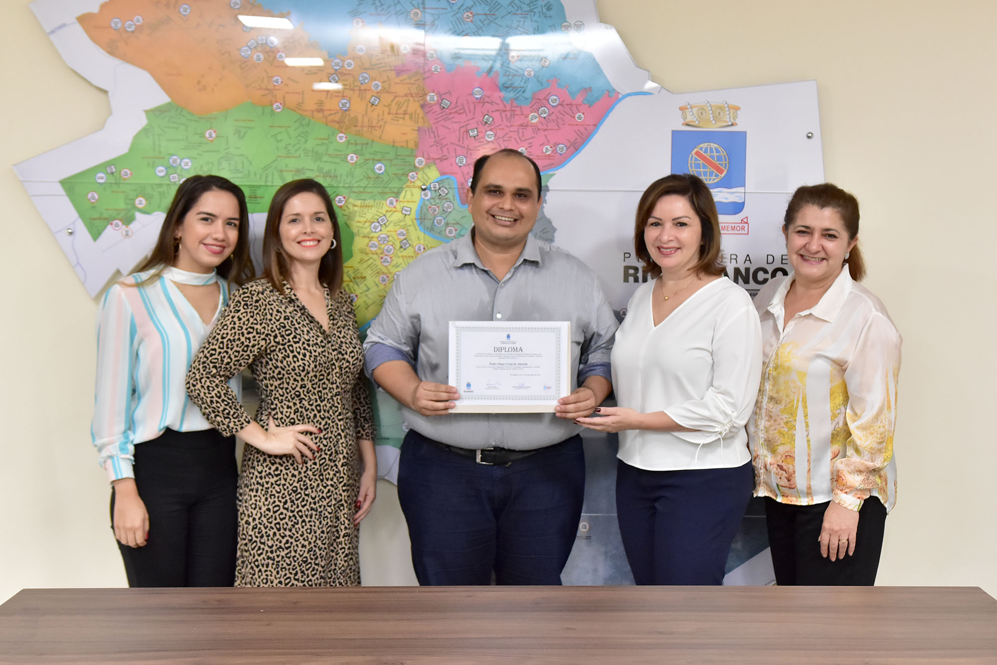 Prefeita Socorro Neri diploma conselheiros tutelares em Rio Branco
