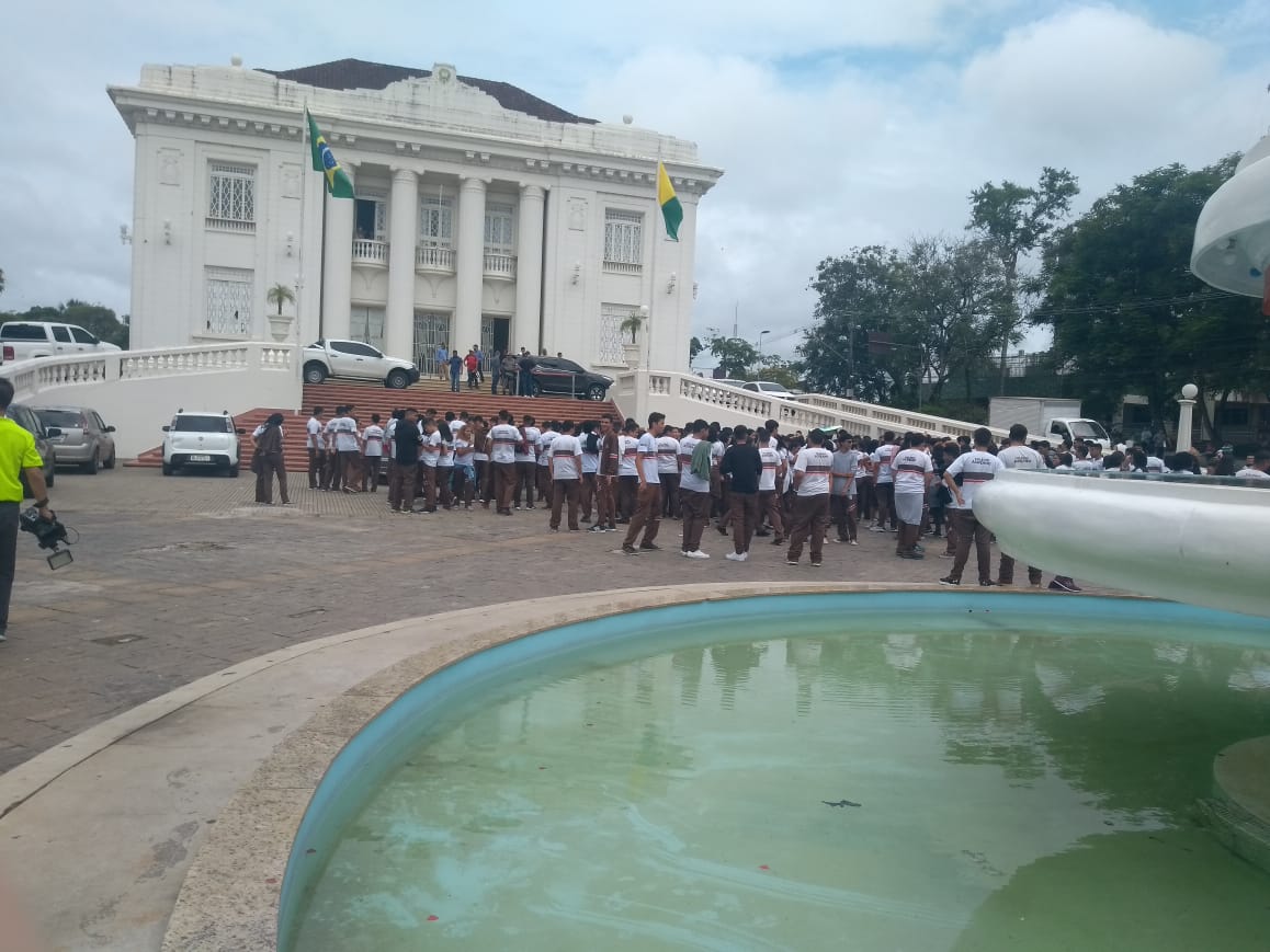 Cameli diz que ensino médio continuará sendo ofertado no Colégio Acreano