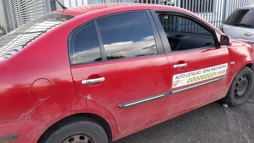 Polícia procura taxista que fugiu pra mata após se desfazer de 3 kg de droga