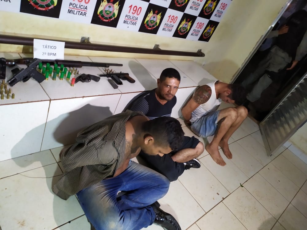 Criminosos são presos após assaltarem mercantil e roubarem arma de policial