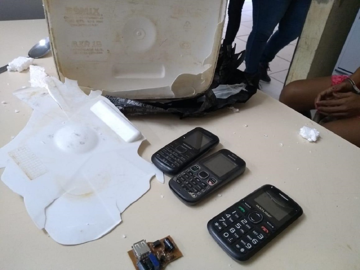 Policiais prendem visitante entrando com celulares no presídio de Sena