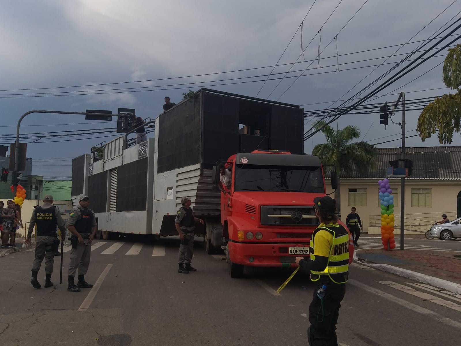 Após mais de uma hora de atraso, trio elétrico chega na Parada LGBT do AC