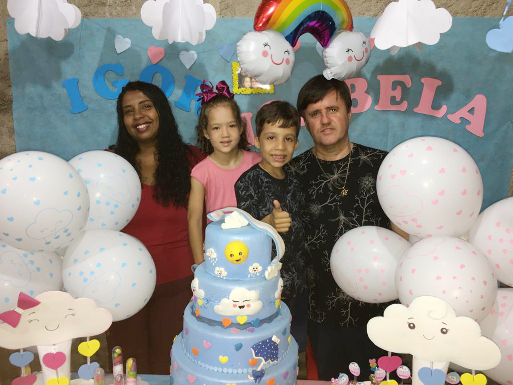 Gêmeos acreanos adotados por casal carioca são recebidos com festa no Rio de Janeiro