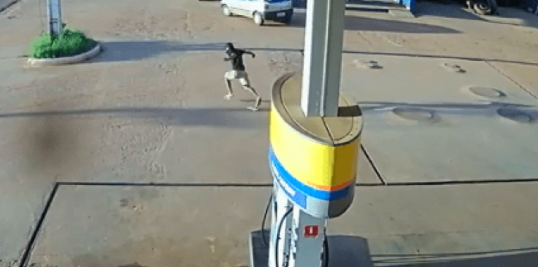 Vídeo: policial à paisana enfrenta criminoso armado e evita assalto