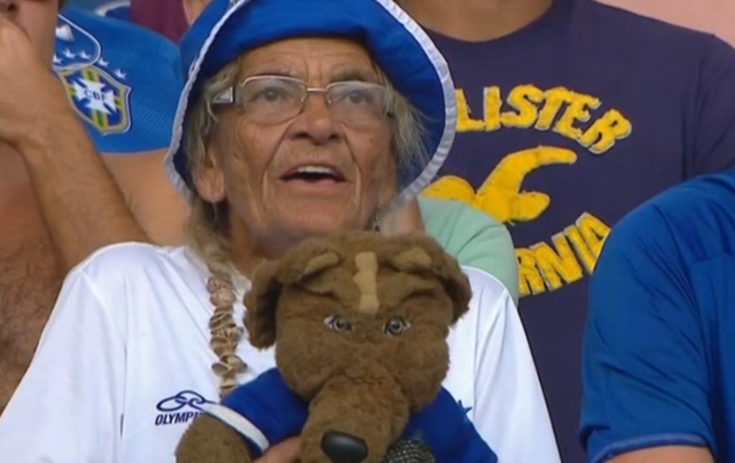 Torcedora-símbolo do Cruzeiro, idosa de 86 anos é agredida por atleticanos