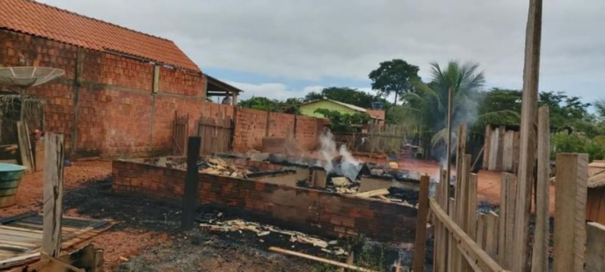 Pais deixam criança de 3 anos sozinha em casa e ela morre carbonizada em incêndio