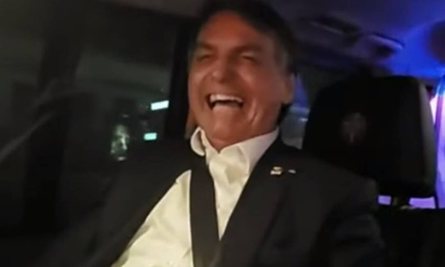 Bolsonaro vai ao jogo do Flamengo e faz piada com Dilma; assista