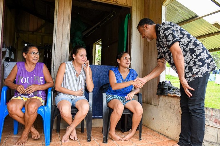 Ilderlei Cordeiro dialoga com moradores das vilas de Cruzeiro do Sul