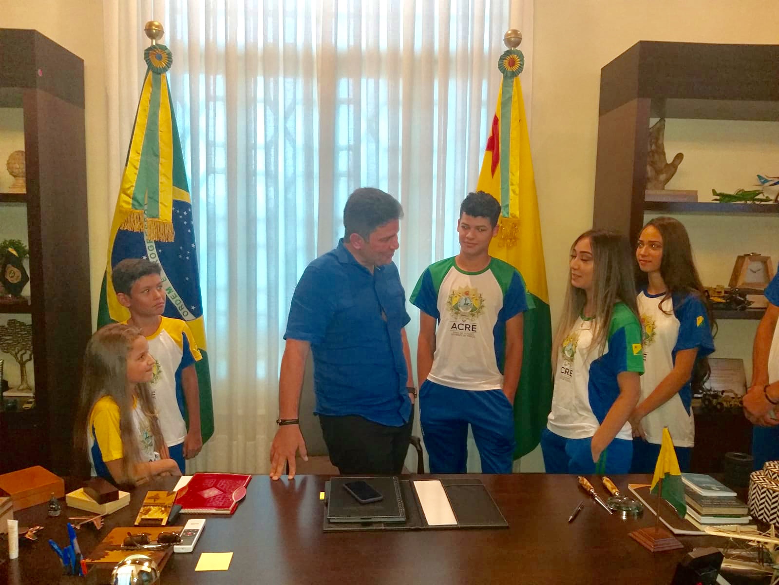 Gladson lança oficialmente novos modelo de uniformes escolares