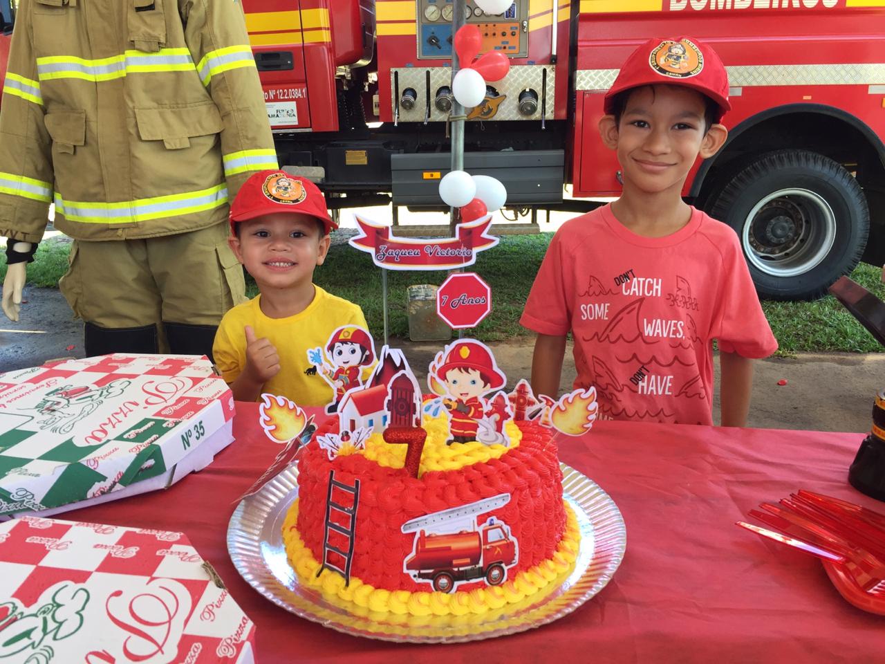 Fã dos Bombeiros, menino ganha festinha de sete anos da corporação no Acre