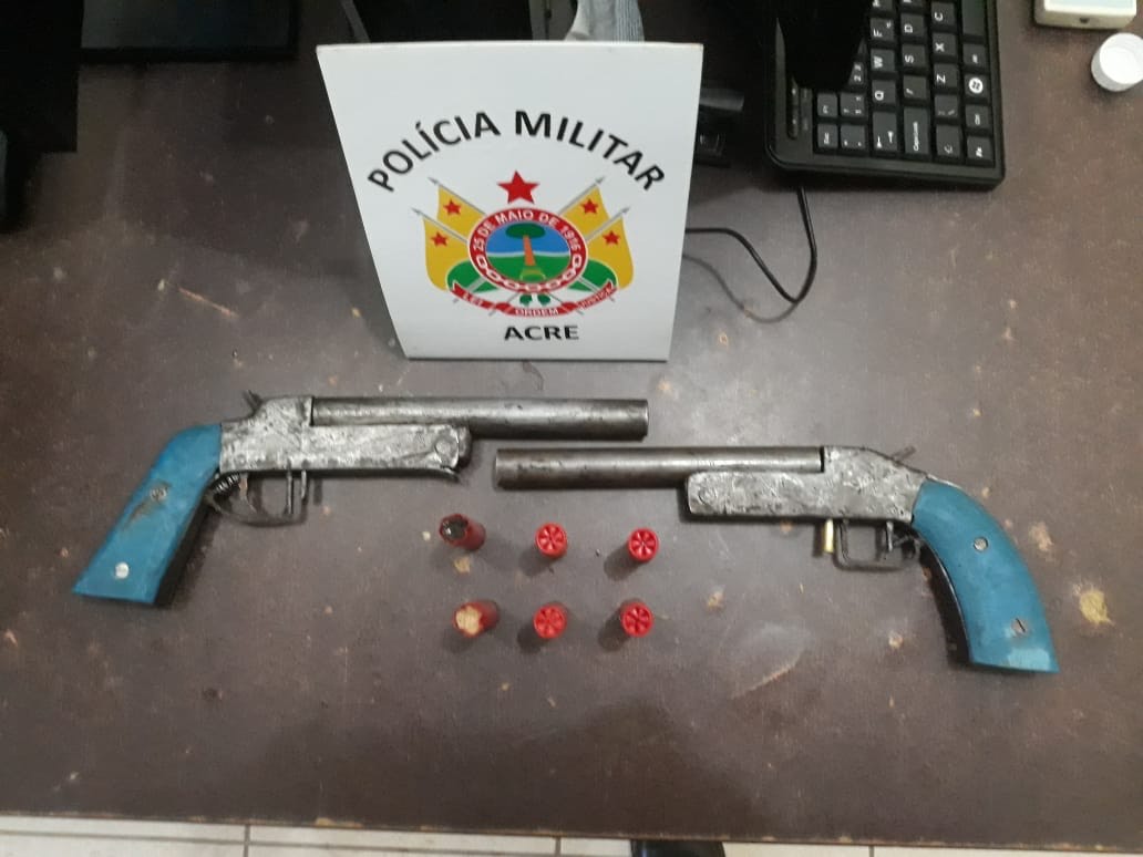 Polícia Militar prende dois homens com armas de fogo na baixada