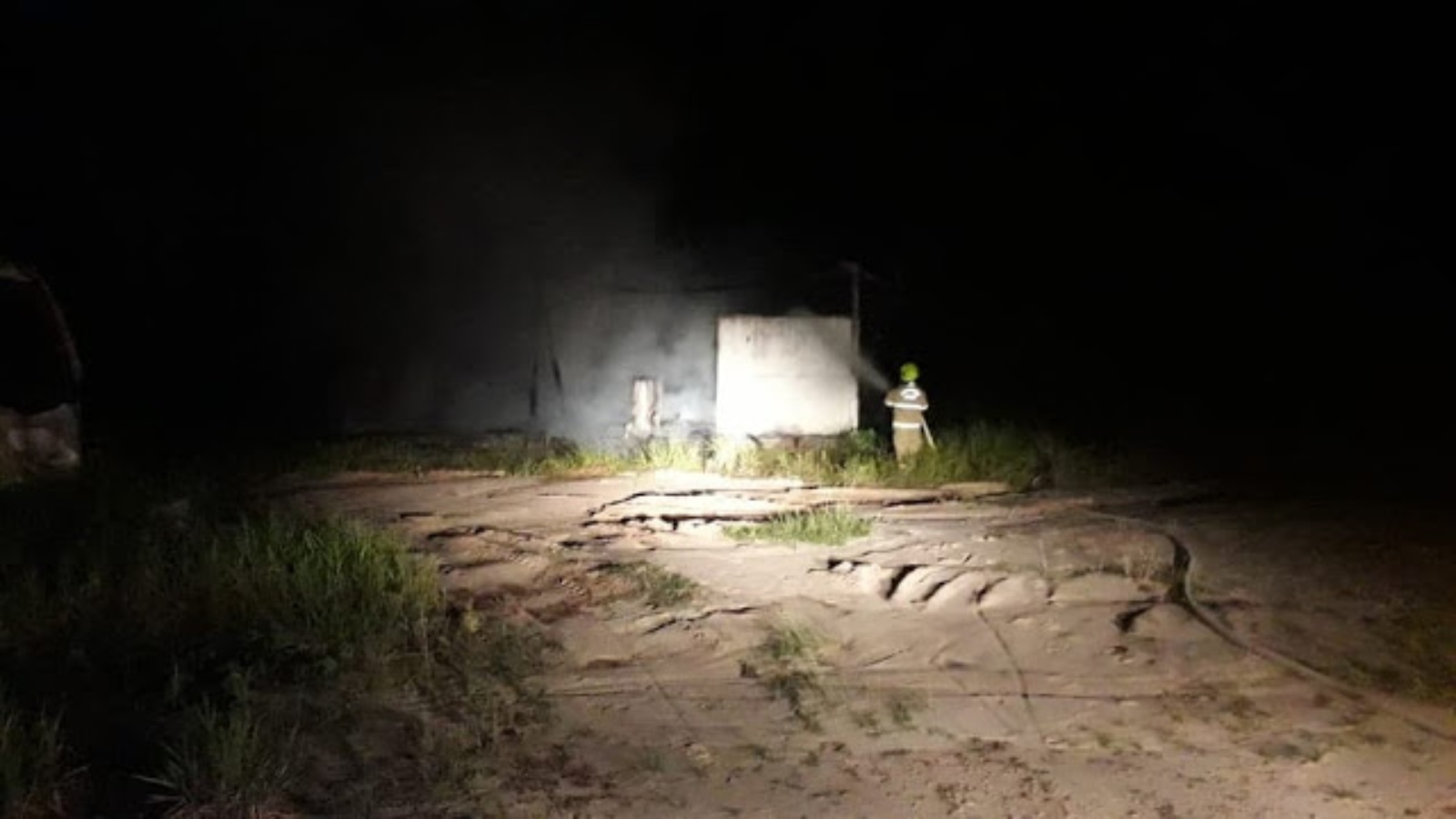 Vídeo: incêndio destrói galpão que funcionava como oficina do Deracre em Tarauacá