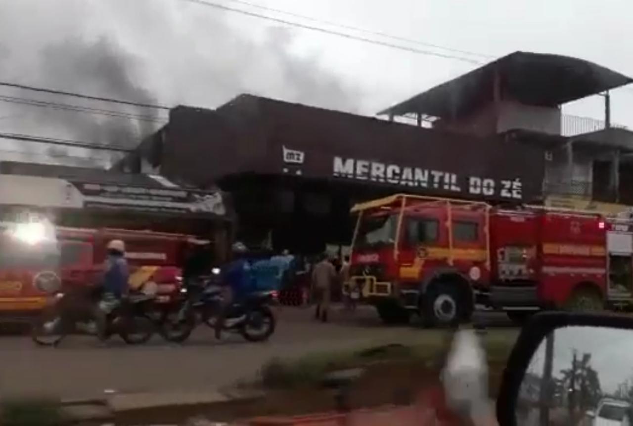 Incêndio quase destrói comércio no Bairro Triângulo; veja o vídeo