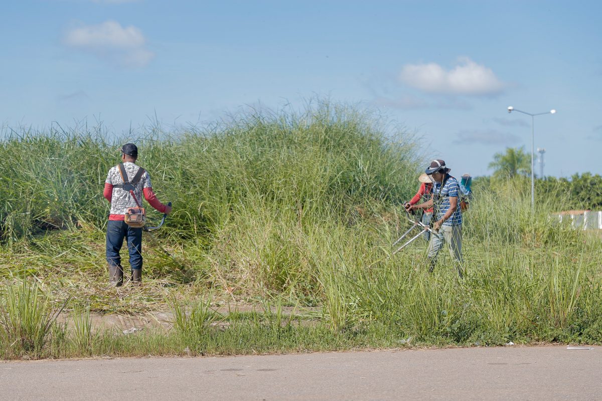 Reeducandos realizam roçagem e limpeza no conjunto Cidade do Povo