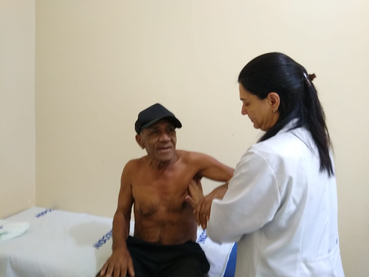 Idoso de 80 anos que prometeu se acorrentar em frente à Sesacre recebe tratamento