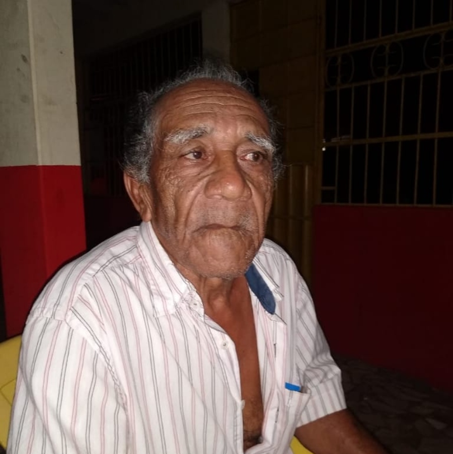 Pedindo socorro, idoso de 80 anos promete se acorrentar na frente do prédio da Sesacre