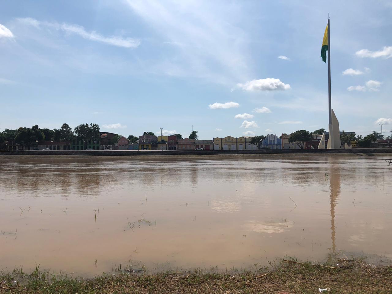 Nível do Rio Acre continua subindo e já atinge primeiras famílias; previsão é de chuva