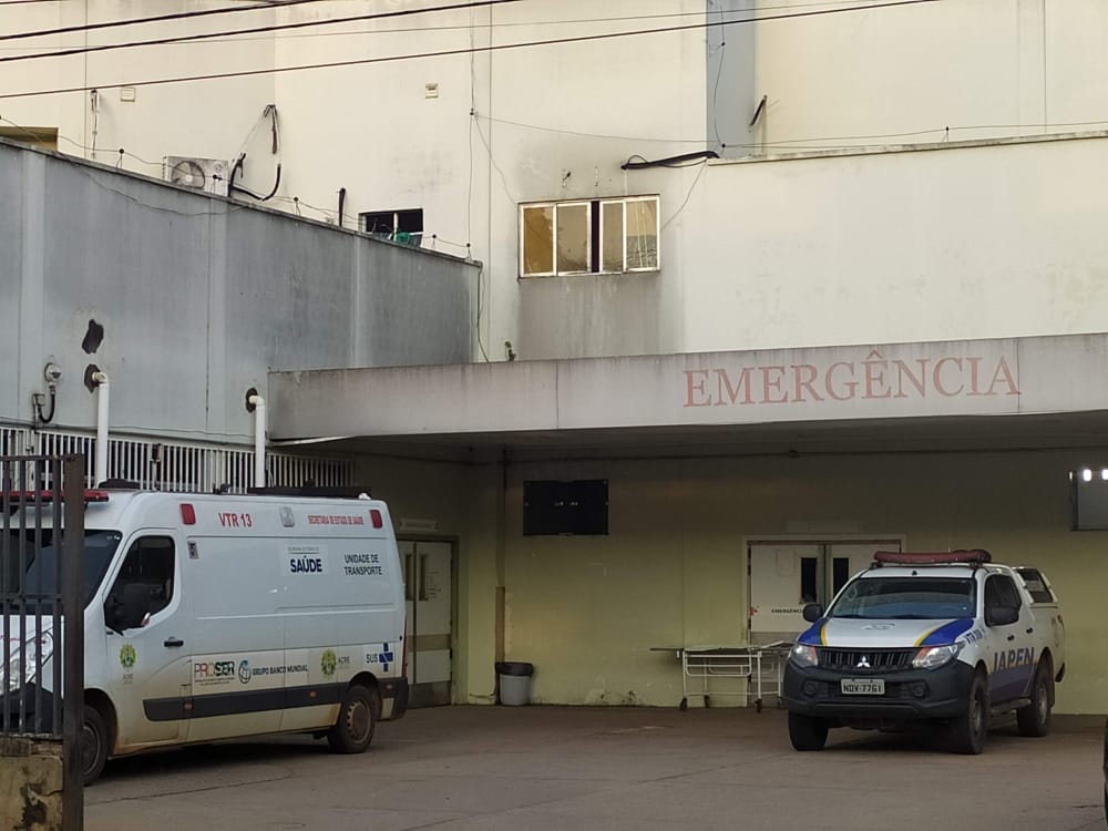 Mesmo sem reagir, funcionário leva quatro tiros durante assalto a mercearia