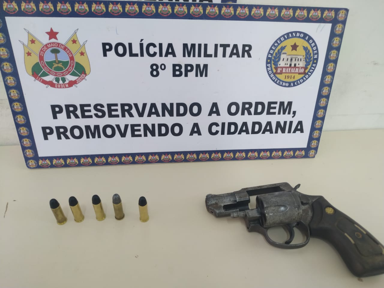 Durante troca de tiros entre grupos rivais, PM apreende arma e munições em Sena