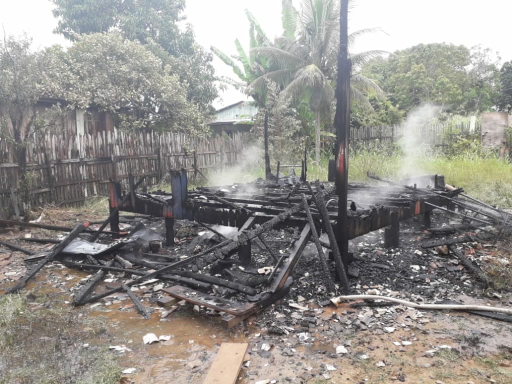 Incêndio destrói completamente casa de madeira no bairro das Placas em Rio Branco