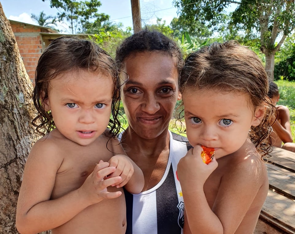 Mãe de gêmeas que mora em casa prestes a desabar pede ajuda para construir