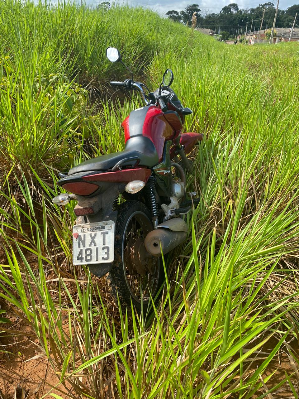Moto roubada é encontrada em área de mata na Cidade do Povo
