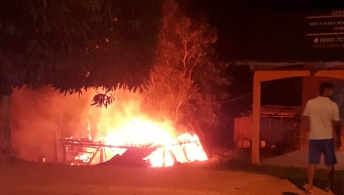 Fogo destrói casa de madeira na Vila do Incra; incêndio pode ter sido criminoso