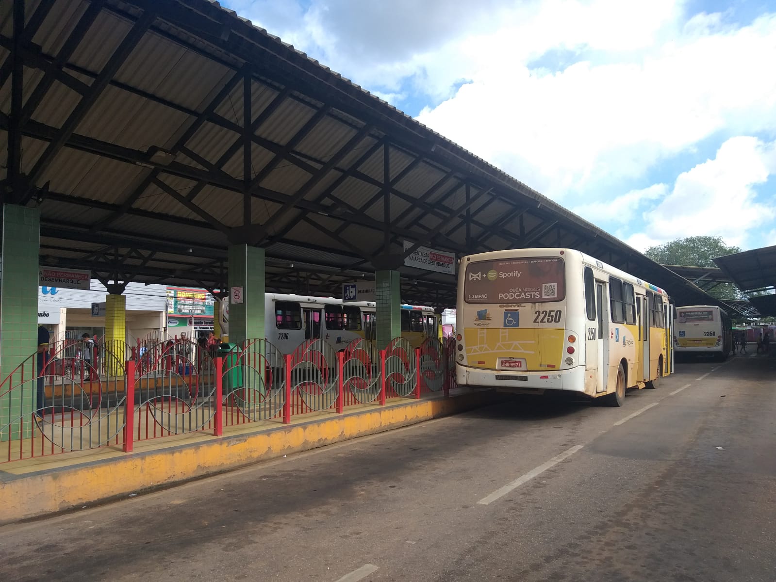 Com salários atrasado, motoristas de ônibus paralisam e protestam no Terminal Urbano