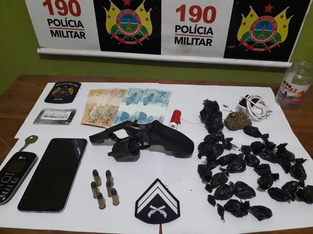 PM prende jovem, evita homicídio e apreende drogas e arma em Tarauacá