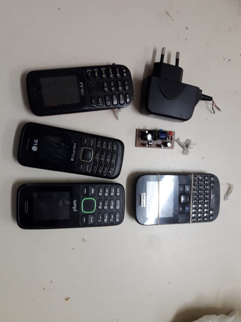 Celulares são jogados por cima de muro dentro de presídio em Sena Madureira