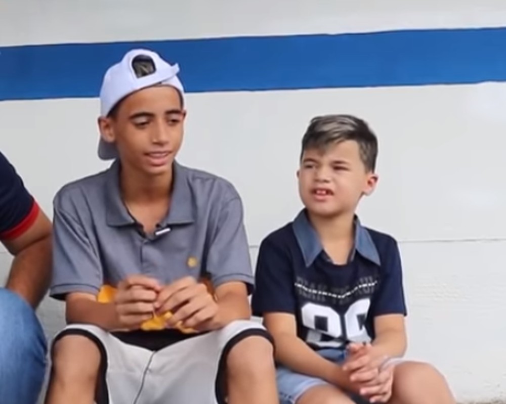 Irmãos vendem água para pagar escolinha, têm bicicletas roubadas e ganham vagas em clube da Serie A