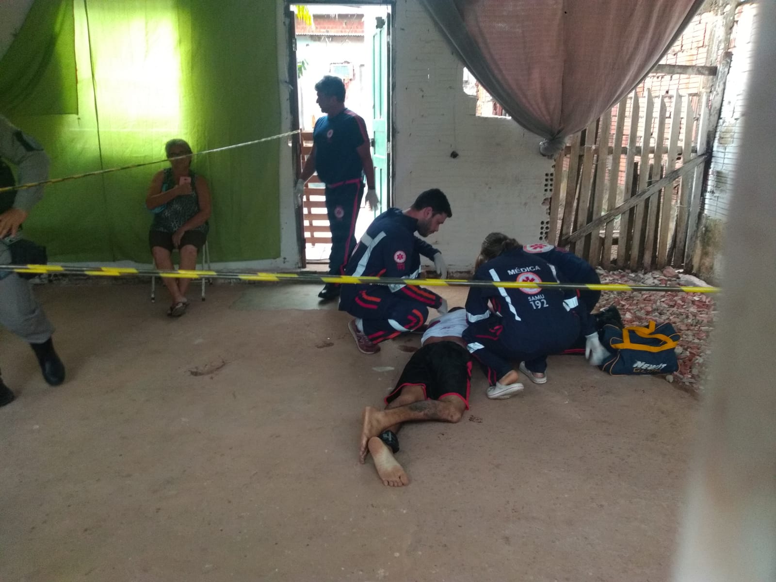 Dupla atira contra homem que tenta escapar, mas cai morto na área de casa