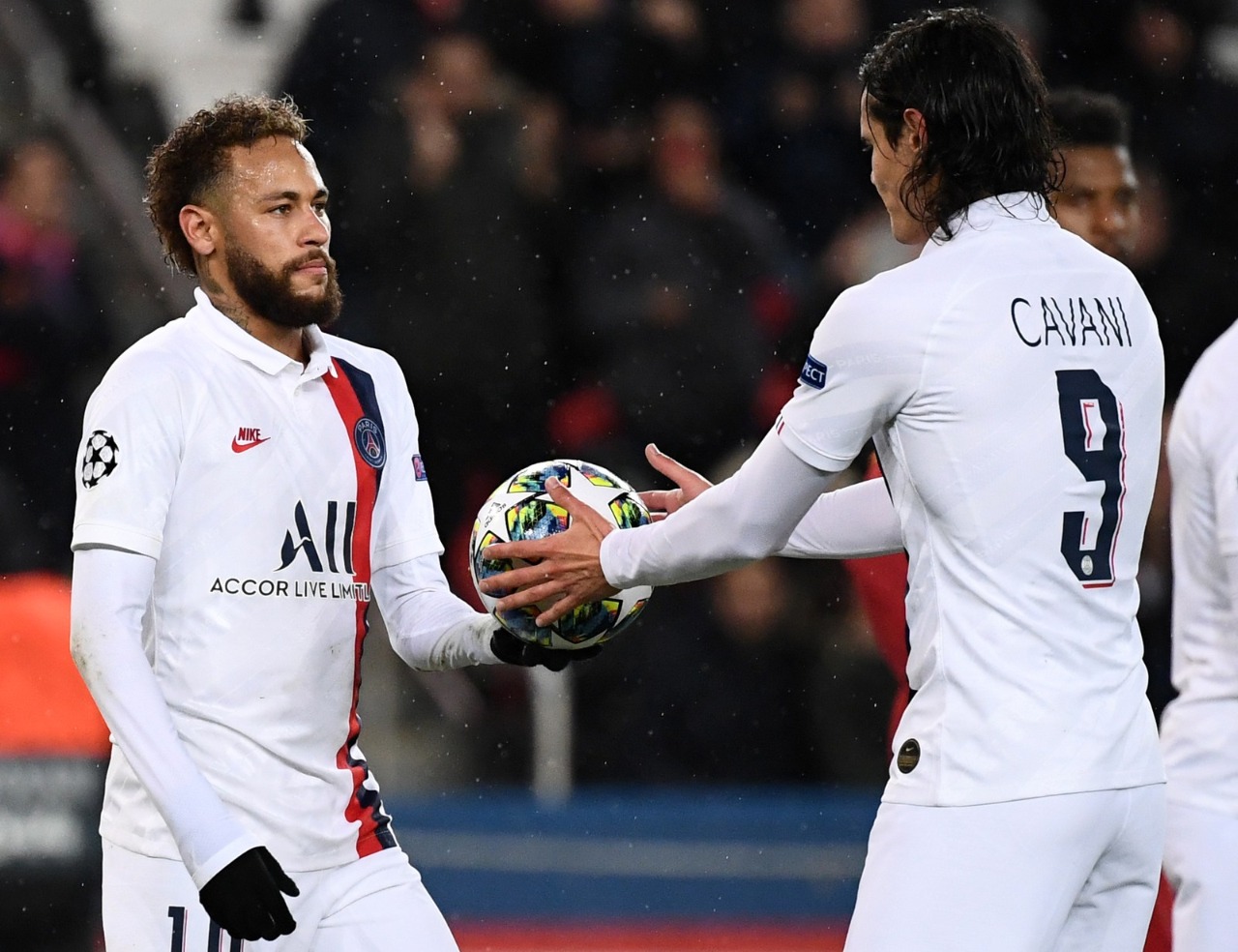 Diretor do Corinthians admite que sondou Neymar e Cavani para reforçar equipe