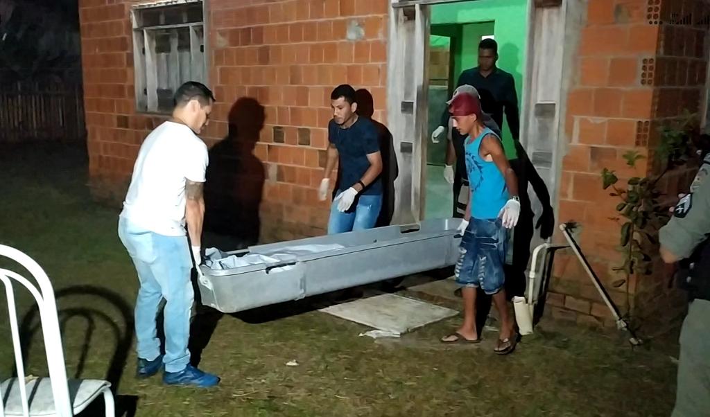 Homem é morto a tiros e facadas após ter casa invadida em bairro de Rio Branco