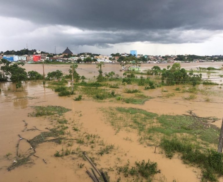 Colchões destinado a desabrigados por enchentes em Rio Branco continuam guardados