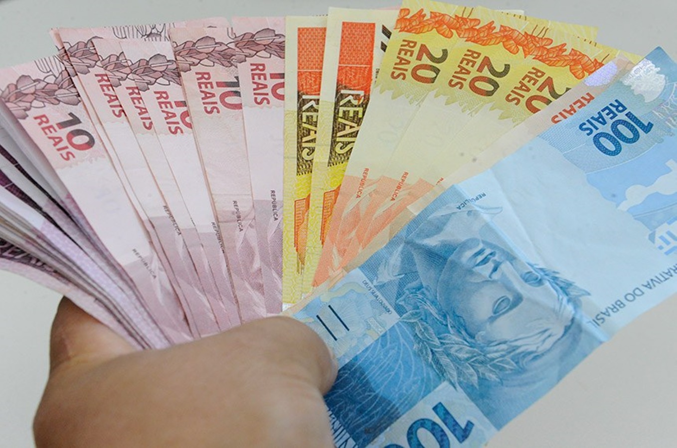 Maior salário mínimo traz menos suicídios, aponta estudo