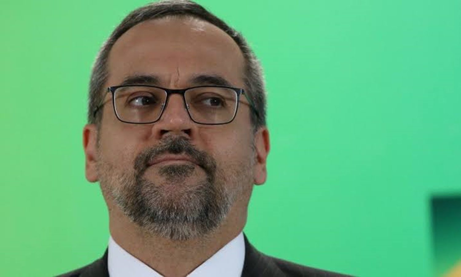 Ministro da Educação escreve “imprecionante” e vira alvo de piada no Twitter