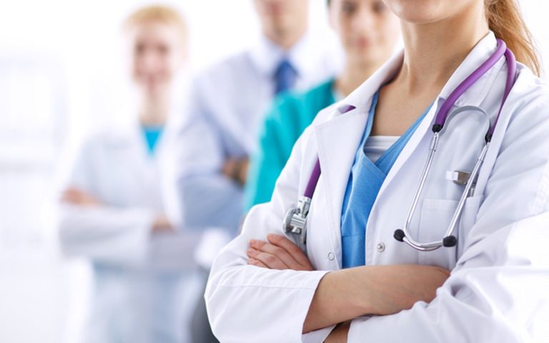 Gladson sanciona lei que permite contratação de médicos formados no exterior sem Revalida