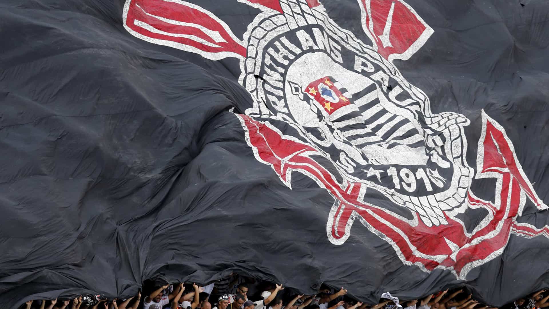 Corinthians volta a campo encantado com um setor e temeroso com outro