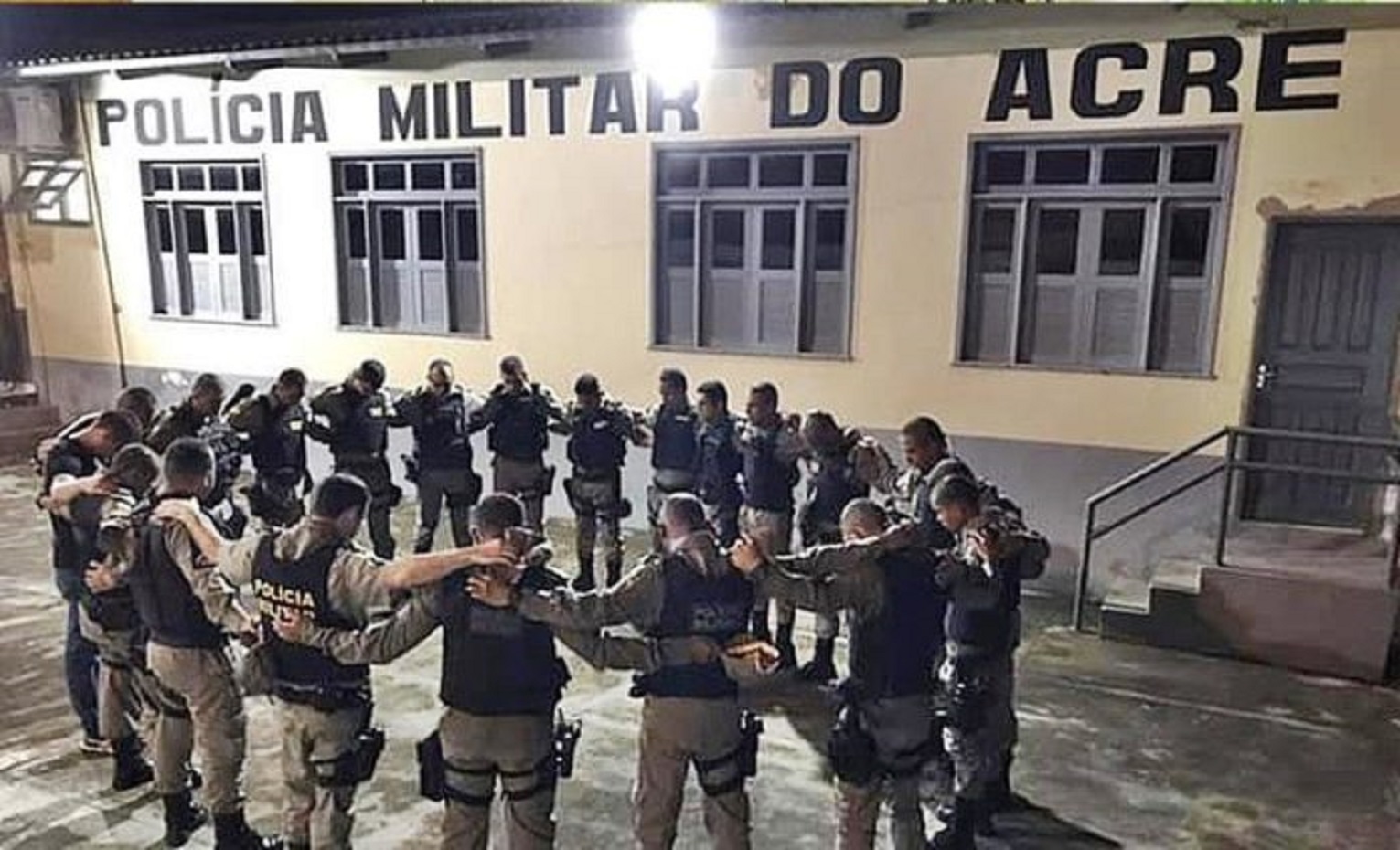 Imagem de policiais orando antes de saírem às ruas de Rio Branco viraliza nas redes