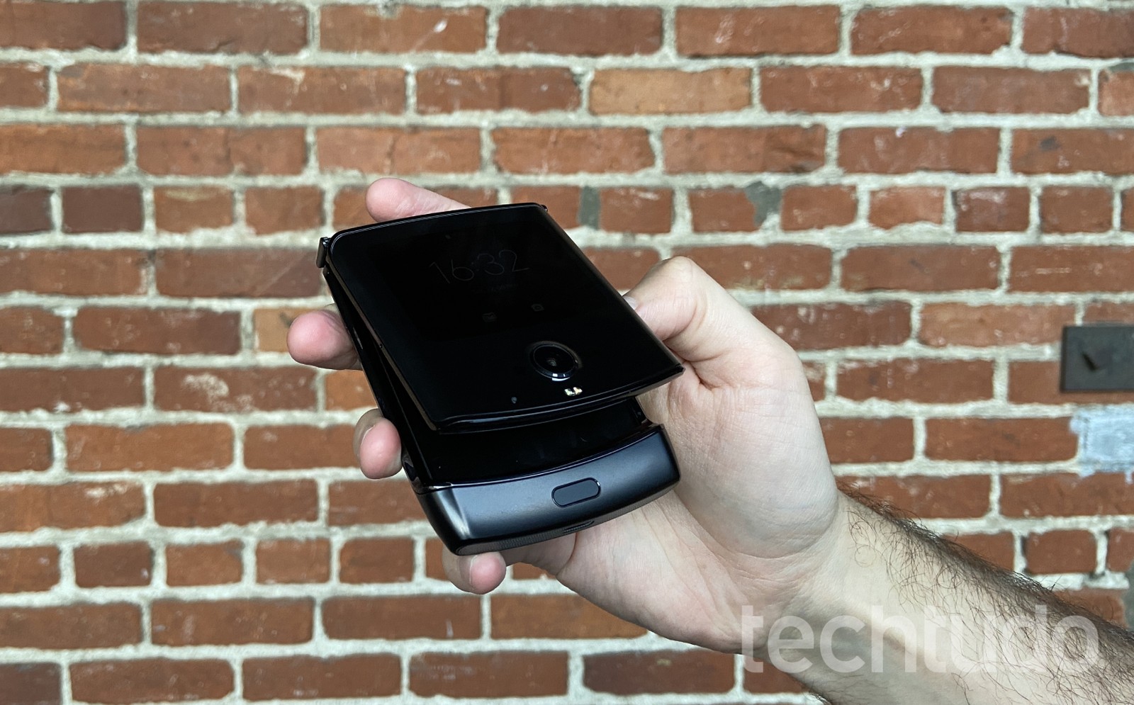Novo Motorola V3 dobrável chega ao Brasil; veja data de vendas