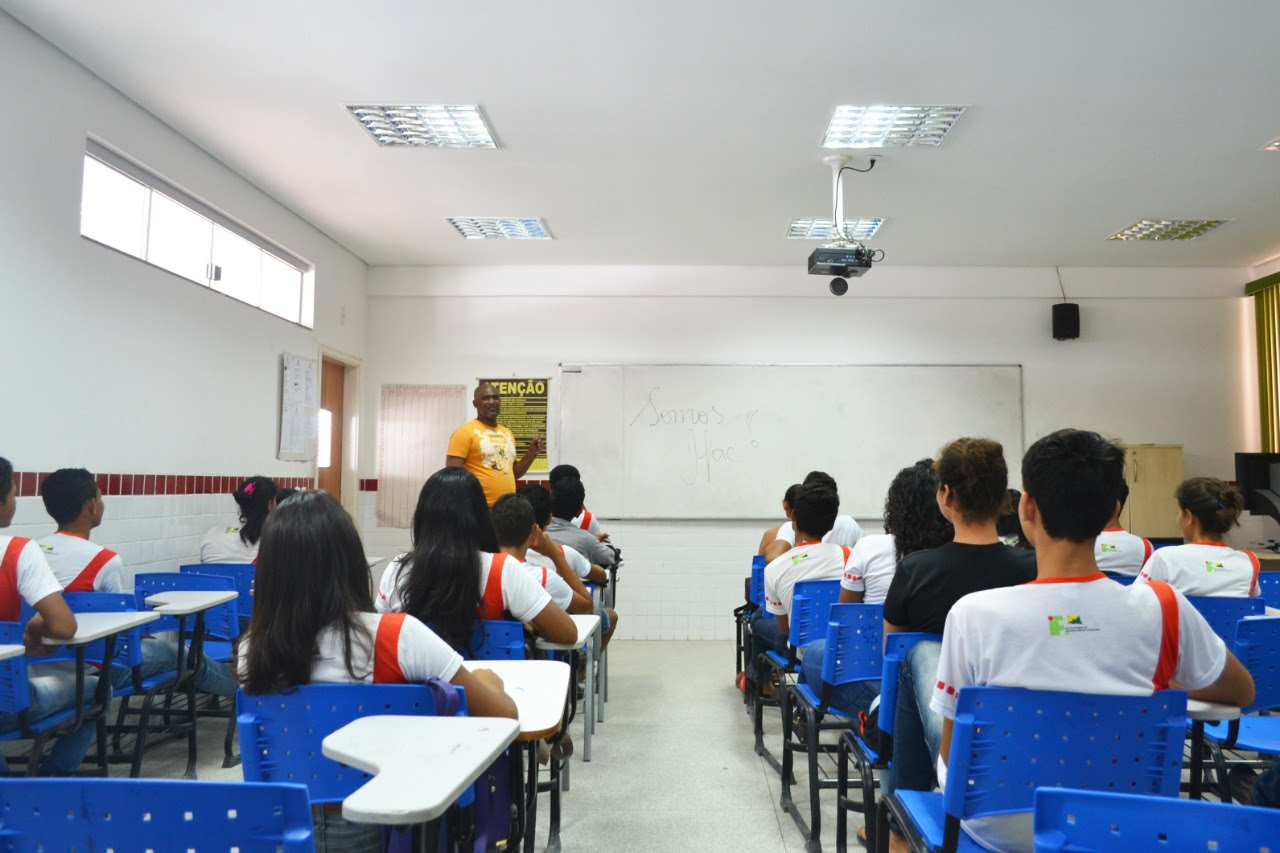 Ifac lança edital para contratação de professores com salários de quase R$ 6 mil