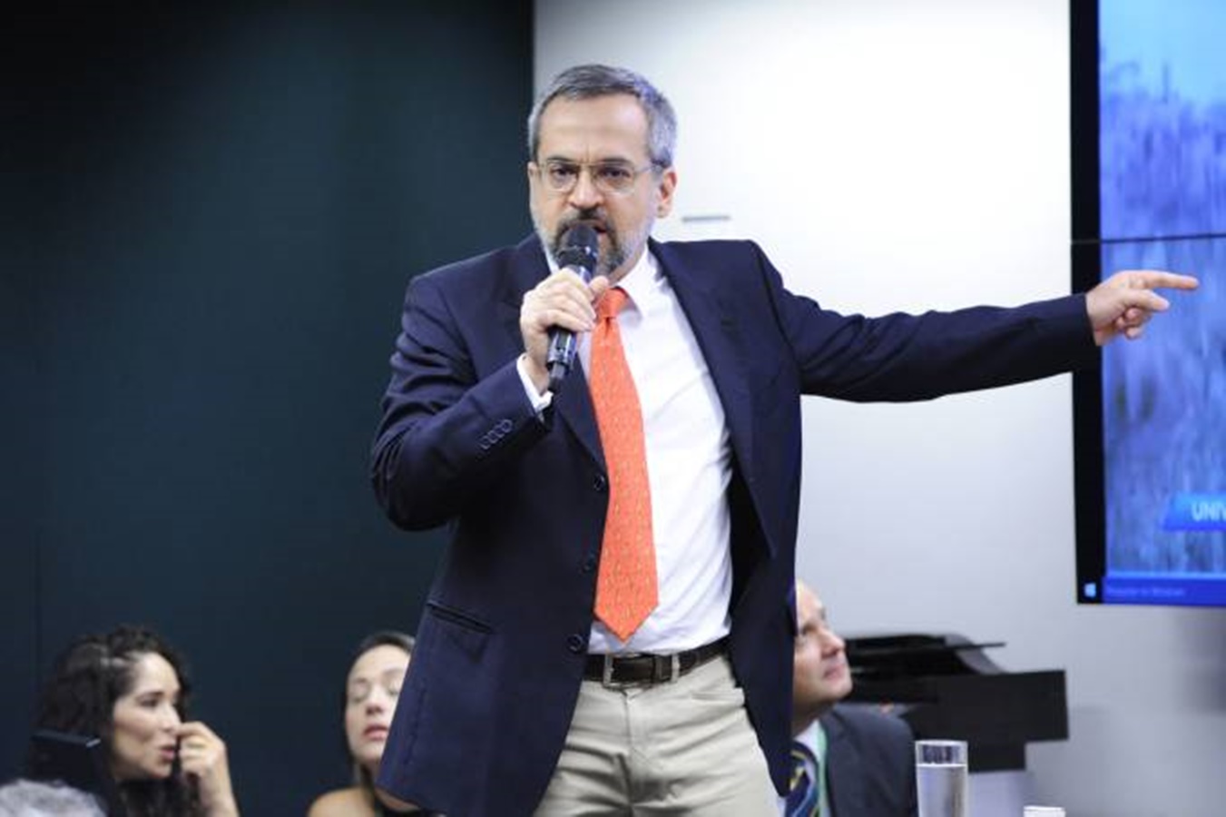 Ministro da Educação diz que concursos públicos selecionam ‘esquerdistas’