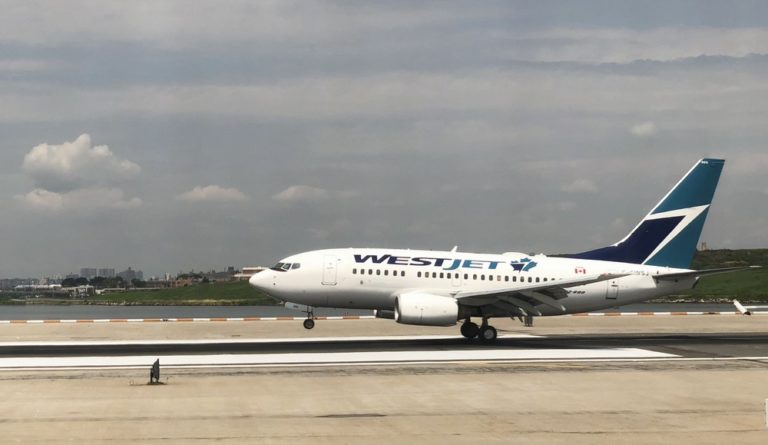 Passageiro brinca que tem coronavírus e obriga avião a voltar para o Canadá