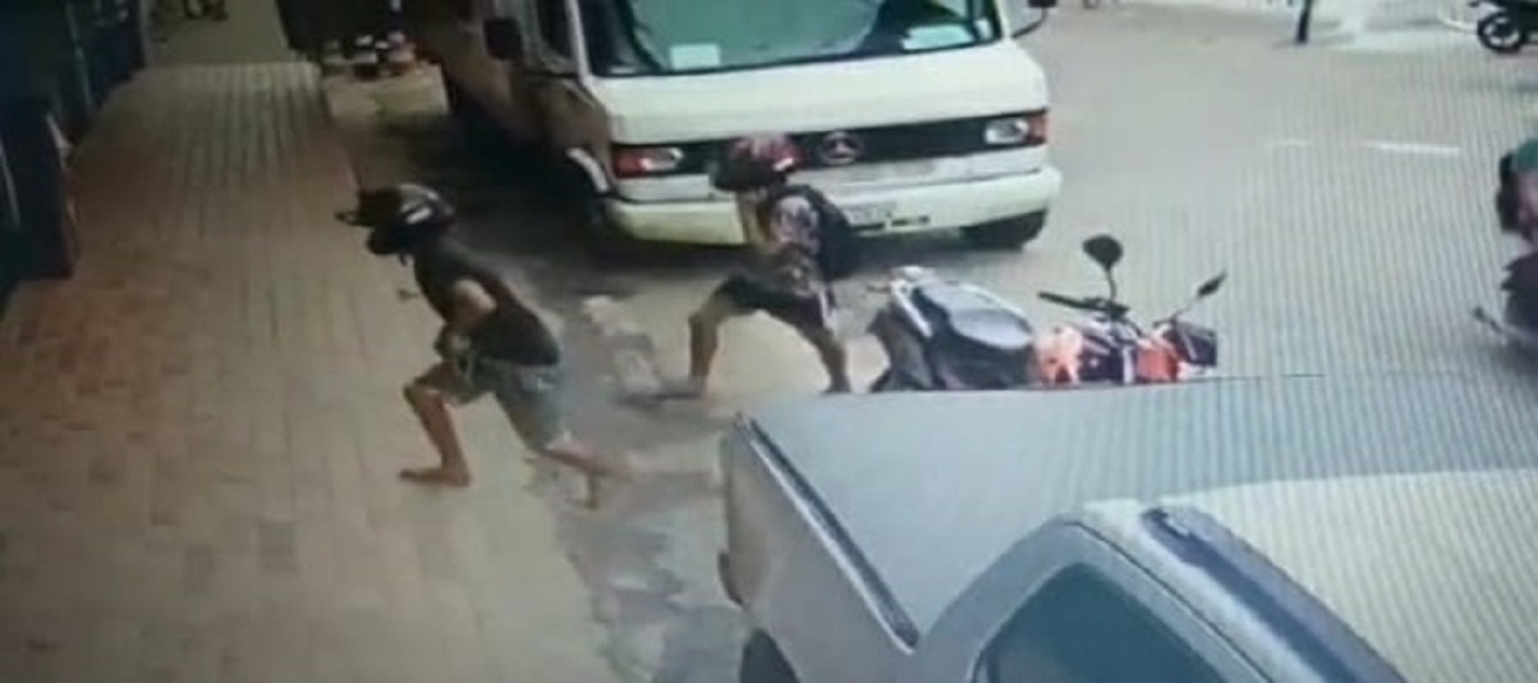 Veja o momento em que dois homens assaltam loja Gazin de Cruzeiro do Sul