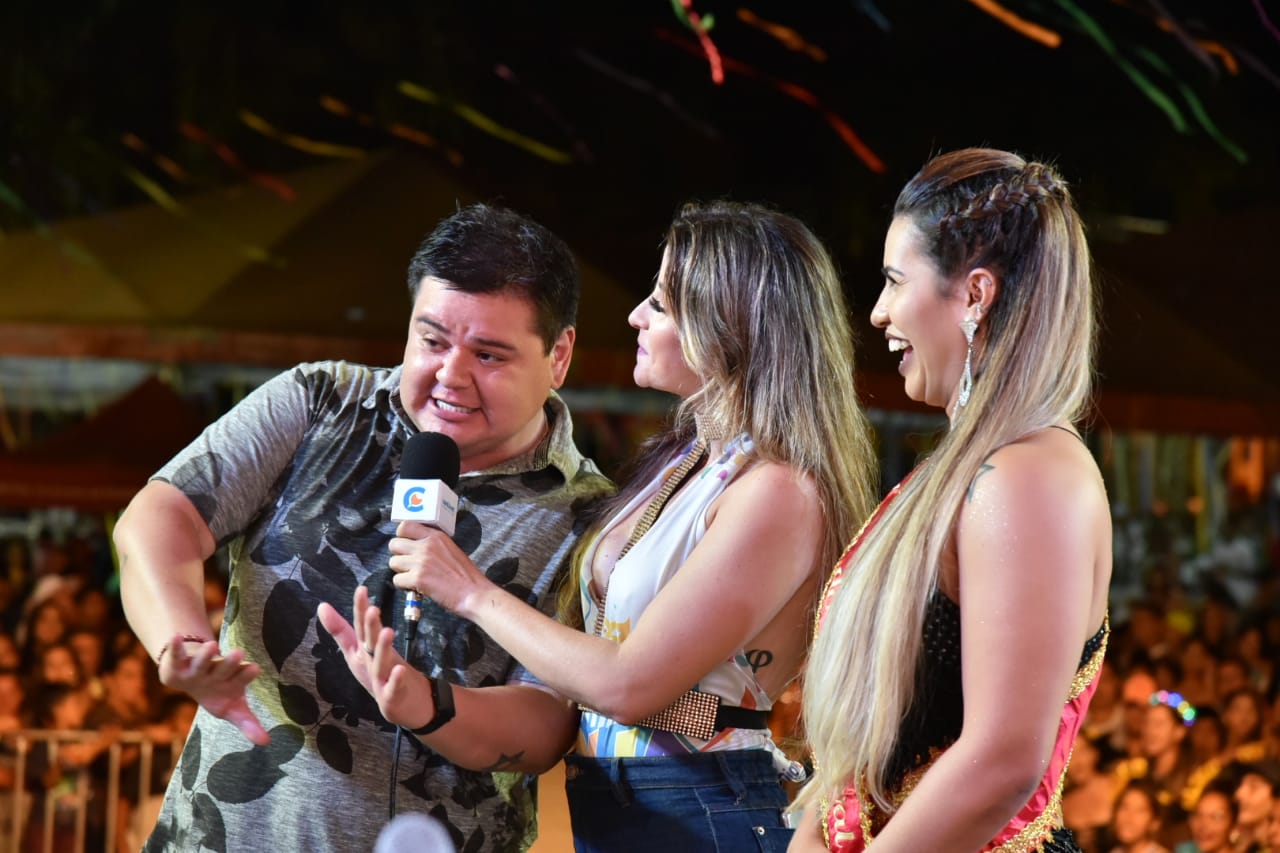 Sofia Brunetta conversa com as realezas do Carnaval de Rio Branco; confira