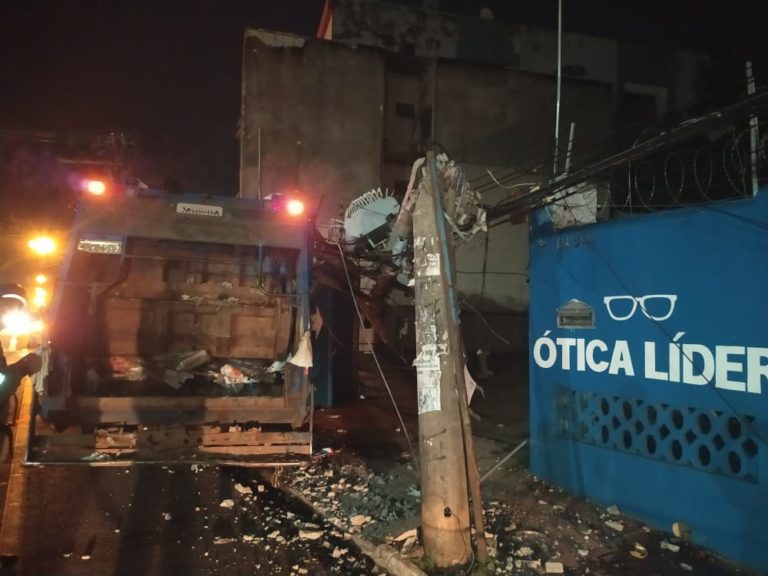 Caminhão colide com poste em frente ao PS de Rio Branco e parte de bairro fica sem energia